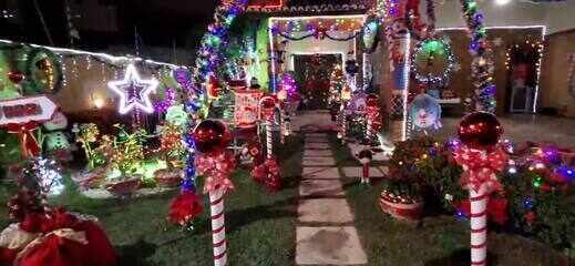 Casa com decoração natalina em Natal chama atenção e atrai visitantes