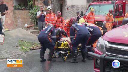 Mulher é resgatada após casa desabar em Belo Horizonte