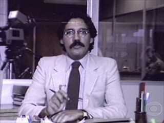 Merval Pereira Filho, editor de política de O Globo, fala diretamente do estúdio no Centro de Processamento de Dados do jornal, Jornal Nacional, 17/11/1982.