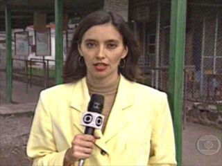 Reportagem de Cristina Serra sobre a prisão de Jorgina de Freitas, acusada de fraude no INSS. Em seguida, Roberto Cabrini conta como o conseguiu localizar a fraudadora, foragida da polícia, Jornal Nacional, 04/11/1997.