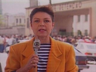 Reportagem de Isabela Assumpção sobre o início da rebelião dos presos do Carandiru e os rumores de que o número de mortos seria superior a 100, Jornal Nacional, 03/10/1992.