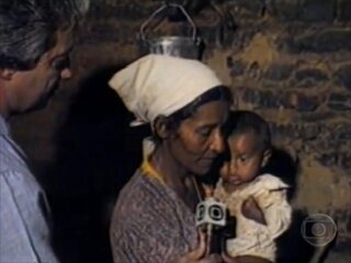 Reportagem de Francisco José sobre o cotidiano de uma família sertaneja em região assolada pela seca no interior de Pernambuco, Jornal Nacional, 08/08/1983.