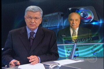 Renato Machado lê, em nome dos funcionários das Organizações Globo, um editorial em ocasião da morte de Roberto Marinho, Jornal Nacional, 07/08/2003.