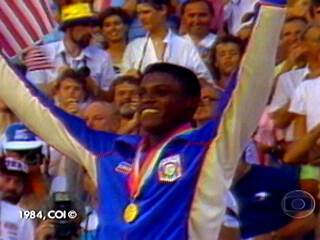 Carl Lewis recebe medalha de ouro pela conquista do primeiro lugar na prova dos 200 metros na Olimpíada de Los Angeles, Globo Repórter, 1984.