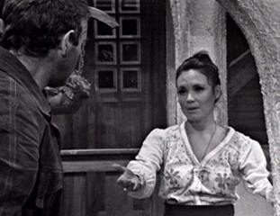 'Fogo Sobre Terra' (1974): cena em que  Bárbara (Regina Duarte) convence Pedro (Juca de Oliveira) a sair de casa antes da inundação da cidade. Ela conta que está grávida e os dois se beijam