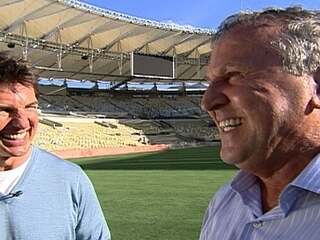 Maior ídolo rubro-negro na história é também o maior artilheiro do estádio. Astro de Hollywood foi convidado para bater bola com o Galinho em 2014.