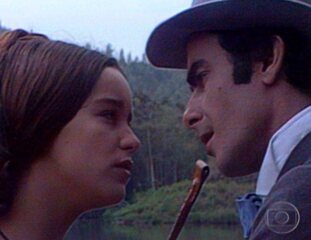 'Escrava Isaura' (1976): cena em que Isaura (Lucélia Santos) e Tobias (Roberto Pirillo) se encontram. Ela diz que eles não podem ficar juntos, mas acaba cedendo e diz que tentará voltar a vê-lo.