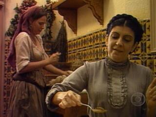 'O Primo Basílio' (1988): cena em que as empregadas Juliana (Marília Pêra) e Joana (Louise Cardoso) conversam. Juliana demonstra sua personalidade amarga.