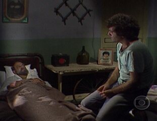 'Pai Herói' (1979): cena em que  André Cajarana (Tony Ramos) conversa com o avô (Lima Duarte) sobre o pai, Malta Cajarana (também vivido por Lima Duarte).