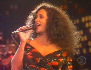 Cazuza e Gal Costa cantam “Brasil”.