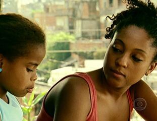 'Antônia' (2006): cena do episódio de estreia, “De volta pra casa”, em que Emilia (Nathalye Cris) fala que Preta (Negra Li) precisa arrumar um namorado.