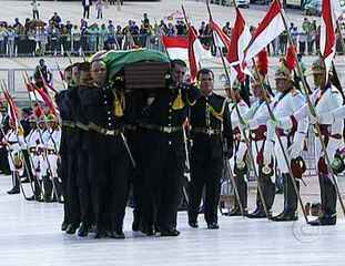 Reportagem sobre o velório de Oscar Niemeyer em Brasília, Globo Notícia, 06/12/2012.