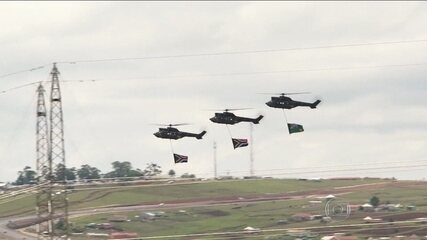 Reportagem de Rodrigo Alvarez e Jeremy Portnoi sobre o enterro de Nelson Mandela na vila de Qunu, na África do Sul. Fantástico, 15/12/2013.