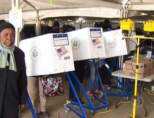 Reportagem de Elaine Bast sobre o dia de votações em Nova York, onde as sessões eleitorais lotaram, apesar dos transtornos causados pelo furacão Sandy. Jornal Nacional, 06/11/2012.