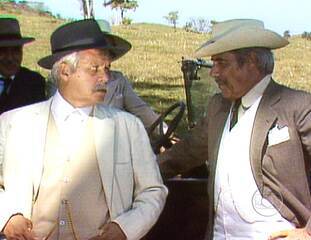 Cena em que os coronéis Boanerges (Cláudio Corrêa e Castro) e Justino (Gilberto Martinho) fazem uma aposta através dos seus empregados, Tobias (Roberto Bomfim) e Tomé (Maurício do Valle), respectivamente.