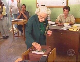 Reportagem de Ilze Scamparini sobre o dia de votações em Minas Gerais durante as eleições presidenciais de 1994. Jornal Nacional, 03/10/1994.