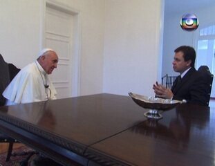 O repórter e comentarista da GloboNews Gerson Camarotti entrevista com exclusividade o Papa Francisco, Fantástico, 28/07/2013.