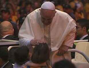 Reportagem de Mônica Teixeira, Ana Carolina Raimundi, Pedro Bassan e Bette Lucchese sobre a chegada do Papa Francisco ao Brasil, Jornal Nacional, 22/07/2013.