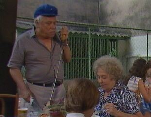 Cena com o casal general Flores (Dionísio Azevedo) e dona Carmem (Norma Geraldy).