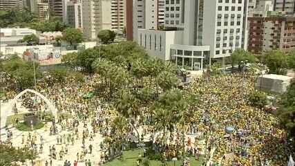 Reportagem de José Roberto Burnier sobre os protestos contra Dilma Rousseff e a corrupção em diversos estados do Brasil. Fantástico, 15/03/2015.