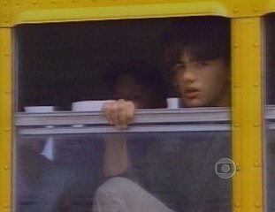 No final da edição do Jornal Nacional, Fátima Bernardes dá as últimas informações sobre o massacre na escola de Columbine, em Denver, nos Estados Unidos. 20/04/1999.