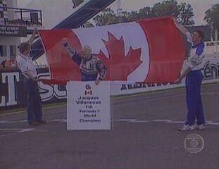 Reportagem de Marcos Uchoa sobre a conquista do piloto canadense Jacques Villeneuve de campeão da Fórmula 1 no Grande Prêmio da Europa, Fantástico, 26/10/1997.