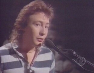 Trecho inicial do programa, com apresentação dos bonecos Muquirana Jones e Edgar Ganta. Na sequência, trecho do clip de Julian Lennon, que canta “Too Late for Goodbyes”.