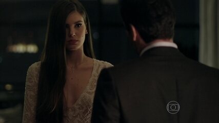 Angel (Camila Queiroz) conhece Alex (Rodrigo Lombardi) no hotel, A menina pede para ir embora.