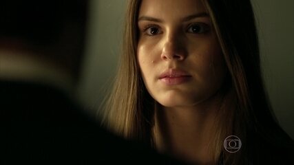 Angel (Camila Queiroz) acusa Alex (Rodrigo Lombardi) de atacar sua amiga, chama o empresário de mentiroso e diz que não quer mais nada com ele.