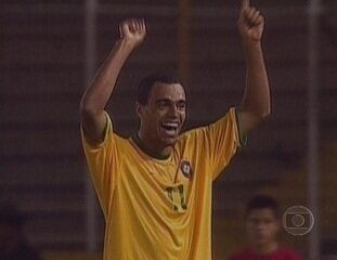 Reportagem de Tino Marcos sobre a vitória de virada do Brasil por 3 a 1 sobre o Paraguai que garantiu a classificação da seleção para a próxima fase da Copa América 2001 na Colômbia, Globo Esporte, 19/07/2001.