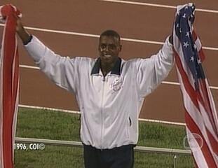 CARL LEWIS: Reportagem com narração de Maurício Torres sobre a nona medalha de ouro conquistada por Carl Lewis em olimpíadas, desta vez, no salta em distância nos jogos olímpicos de Atlanta 1996, Boletim Olímpico, 30/07/1996.