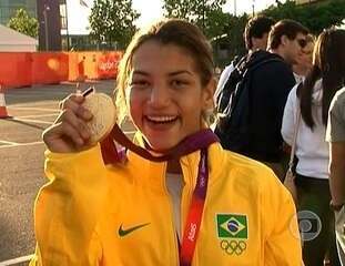 Reportagem de Renato Ribeiro sobre as primeiras medalhas conquistadas pelo Brasil nos Jogos Olímpicos de Londres 2012, com destaque para a judoca Sarah Menezes que ganhou o ouro, Jornal Nacional, 28/07/2012.