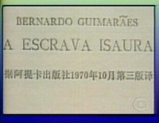 Leda Nagle e Eliakim Araújo anunciam que o livro “A Escrava Isaura”, de Bernardo Guimarães, ganha versão na China, devido ao sucesso da novela homônima naquele país, Jornal da Globo, 04/07/1985.