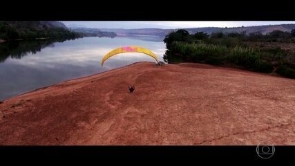 O repórter Ernesto Paglia e o piloto de aventura Lu Marini, a bordo de um parapente motorizado, percorrem os 600 quilômetros do Rio Doce e mostram as marcas da destruição no curso do Rio Doce um ano após o rompimento da barragem em Mariana. Fantástico, 23/10/2016.