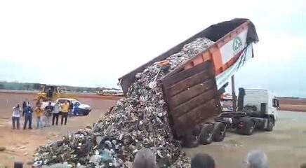 Caminhão despeja lixo no Aterro Sanitário de Brasília; veja vídeo