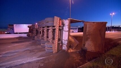 Carreta tomba no Anel Rodoviário de Belo Horizonte e deixa um ferido