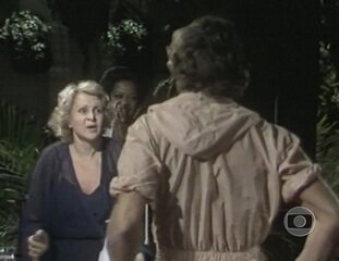 'Sétimo Sentido' (1982): Cena em que Santinha (Eva Todor) fica feliz com a volta de Rudy (Carlos Alberto Ricelli). Com Jerusa (Ruth de Souza) e Domingos (Lajar Muzuris).