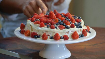 Bolo de pão de ló com frutas vermelhas