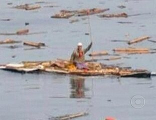 Reportagem de Marcos Uchoa e Sergio Gilz sobre o terremoto de 8,9 graus na escala Richter que devastou a costa nordeste do Japão, provocando um tsunami e um vazamento na usina atômica de Fukushima. Fantástico, 13/03/2011.