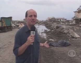 Reportagem de Marcos Uchoa e Sergio Gilz sobre a situação em Banda Aceh, na Indonésia, após o tsunami que devastou a região em 26/12/2004. Jornal Nacional, 07/01/2005.