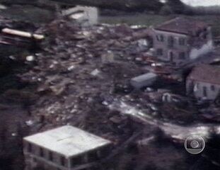 Os correspondentes Ricardo Pereira e José Wilson da Mata acompanham, a bordo de um helicóptero, uma missão de socorro aos sobreviventes do terremoto na Itália. 'Jornal Nacional', 29/11/1980