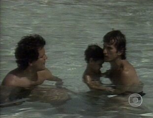 O repórter Ricardo Pereira e o cinegrafista Orlando Moreira entrevistam o jogador Zico na piscina do hotel da seleção brasileira durante a Copa do Mundo da Espanha. 'Jornal Nacional', 19/06/1982