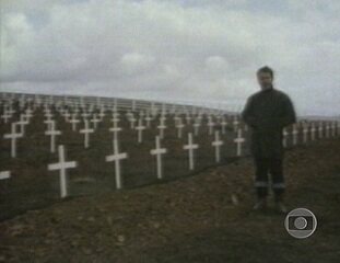 Reportagem de Ricardo Pereira e Newton Quilichini sobre as Ilhas Malvinas, um ano depois da guerra. 'Jornal da Globo Especial', 06/04/1983