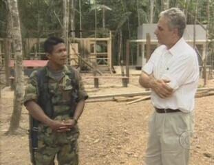 Os repórteres William Waack e Marco Antonio Gonçalves entrevistam na Colômbia, com exclusividade, o traficante de drogas conhecido como “Bonner”, ligado a Fernandinho Beira-Mar. 'Jornal Nacional', 01/03/2002.