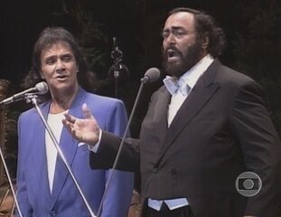 Roberto Carlos e Luciano Pavarotti encerram o show cantando, juntos, “O Sole Mio”, de Eduardo di Capua, com a Orquestra Sinfônica de Porto Alegre e regência de János Ács.