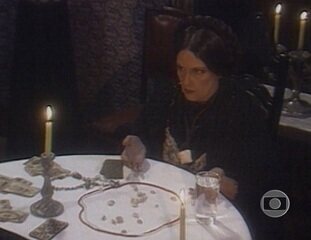 Cena em que Giuseppina (Yara Lins) prevê retorno e morte para Manfredo Antônio (César Filho), para desespero de Mamma (Dercy Gonçalves).