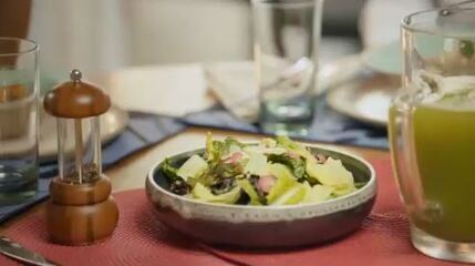 Salada com molho de mostarda e mel