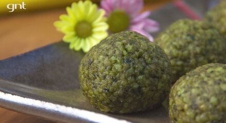 Bolinho de painço com molho pesto