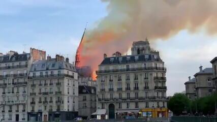 Veja imagem de uma das torres da Catedral de Notre-Dame desabando