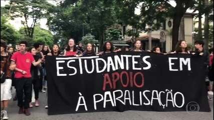 Professores e alunos protestam em todo o país contra cortes na educação